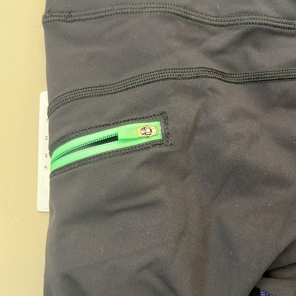 NWT Lululemon Run: Top Speed Crop Full-On Luxtreme
Floral Sport Blue Multi Black - Picture 6 of 12